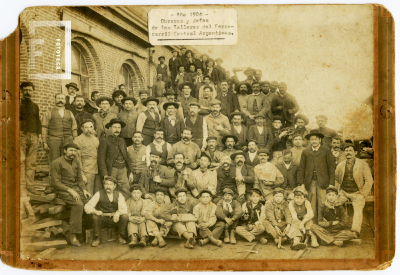 Obreros y jefes de los talleres del Ferrocarril Central Argentino