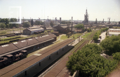 Vista de los talleres del ferrocarril y estación de trenes