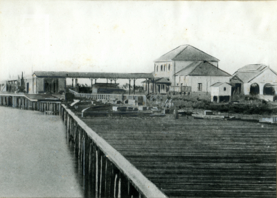 Muelle en el puerto antes de que lleguen las vías