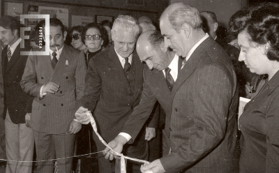 Exposición del Primer Automóvil Argentino en casa de la provincia de Buenos Aires .