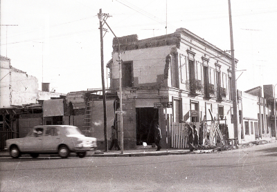 Demolición del antiguo edificio de la esquina de Av. Rivadavia y Güemes