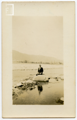 Retrato de hombre en río serrano