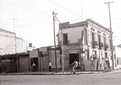 Demolición del antiguo edificio de la esquina de Av. Rivadavia y Güemes