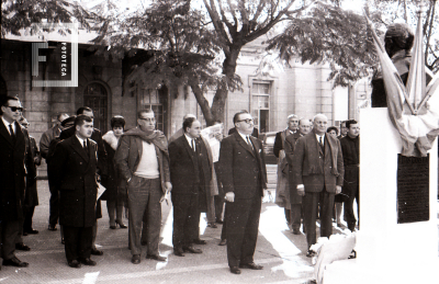 Acto ante el busto de Luis Costa por el aniversario de la ciudad