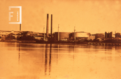 Refinería de petróleo y Fábrica de papel vista desde el río Paraná