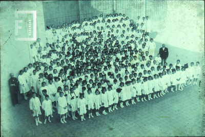 Alumnos en el patio de la antigua Escuela Normal