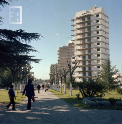 Vista de la Plaza Eduardo Costa y edificios de la Avda Rocca