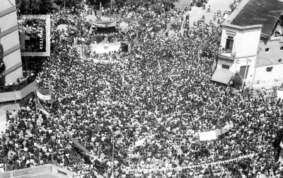 Acto multitudinario en la Plaza de la U.C.R.