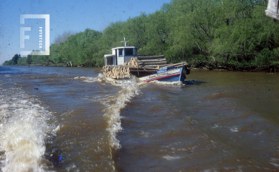 Barco de carga en el Canal Alem