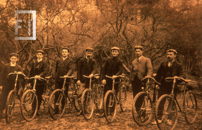 Jóvenes pertenecientes a la Sociedad de Ciclistas