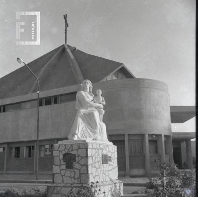 Monumento a la madre sobre diagonal Sarmiento