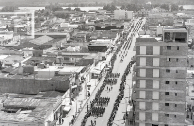 Desfile Cívico Militar en la Avda. Rivadavia - vista desde le edificio del  Banco Avellaneda