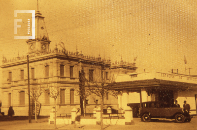 Vista de la estación de servicio y Palacio Municipal