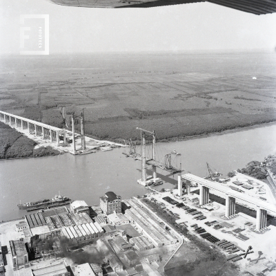 Vista aérea del puente Zárate Brazo Largo en construcción