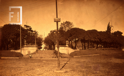 Vista de la Plaza Eduardo Costa desde la calle Rivadavia adoquinada