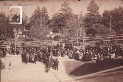 Gente en la escalinata de la Plaza Eduardo Costa