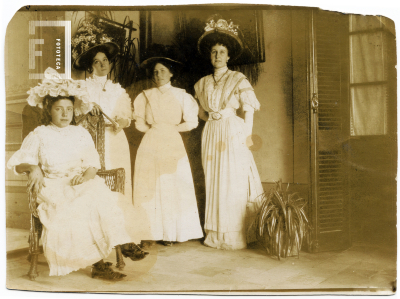 Retrato de mujeres en el hall de la casa Esteban Laguinge