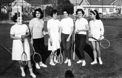 Mujeres en la cancha de tenis del Club Siderca