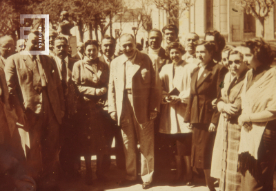 Retrato de autoridades y público en la vereda del Palacio Municipal