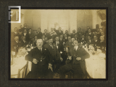 Grupo de hombres en una cena