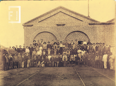 Trabajadores en los galpones del F.F.C.C.