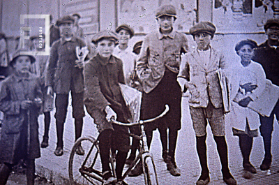 Niños con una bicicleta