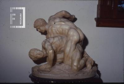 Escultura decorativa de mármol perteneciente a la familia Costa
