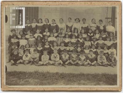 Grupo de alumnos del Colegio Sagrado Corazón de las Hermanas Hijas de la Cruz