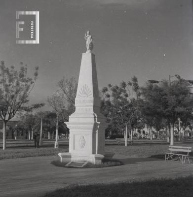 Pirámide de Mayo en la Plaza Eduardo Costa