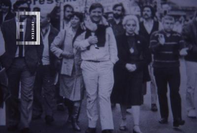 Retrato de grupo de mujeres caminando
