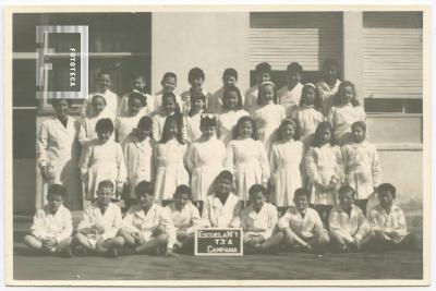 Grupo de alumnos en el patio de la Escuela Nº 1