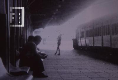Gente esperando el tren en el andén