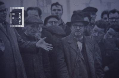 Grupo de hombres en imágen artística