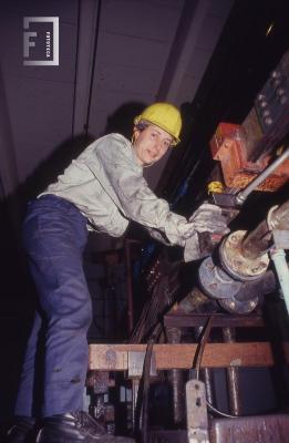 Operaria trabajando en sector de cromado de mandriles de Siderca