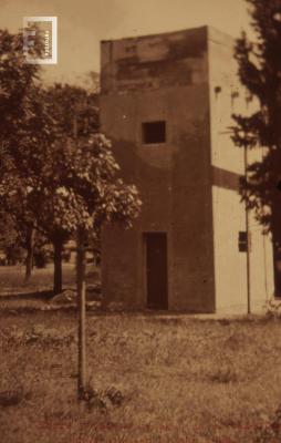 Torre y tanque de agua en el Cementerio Local construida en 1950