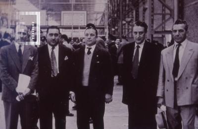 Intendente Manuel Cáceres con grupo de hombres