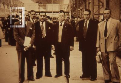 Intendente Manuel Cáceres con grupo de hombres