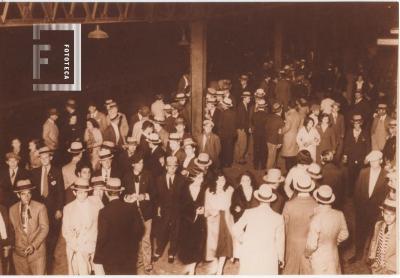 Gente esperando en la estación del ferrocarril