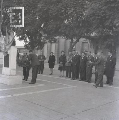 Ofrenda floral en el busto de Luis Costa por el aniversario de la ciudad de Campana