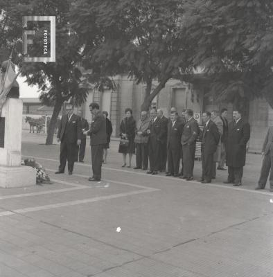 Ofrenda floral en el busto de Luis Costa por el aniversario de la ciudad de Campana