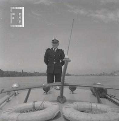 Capitán en la proa de embarcación por el Río Paraná