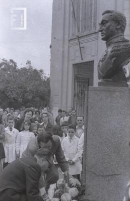 Ofrenda de corona al busto del Gral. San Martín durante acto del 9 de julio