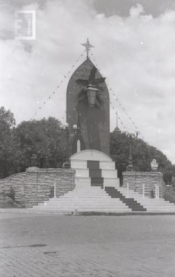 Alegoría navideña en la escalinata de la Plaza Eduardo Costa realizada por Raúl Russell