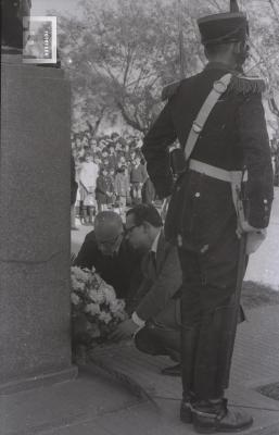 Ofrenda floral en el busto del Gral. San Martín