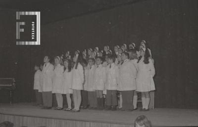 Coro de niños en el Teatro Pedro Barbero