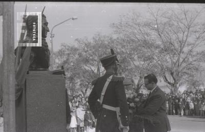 Ofrenda floral en el busto del Gral. San Martín