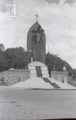 Alegoría navideña en la escalinata de la Plaza Eduardo Costa realizada por Raúl Russell