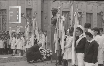 Ofrenda floral en el busto del Gral. San Martín