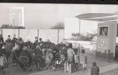 Niños disfrutando de una obra de títeres