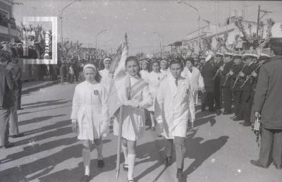 Desfile cívico militar en el Día de Campana